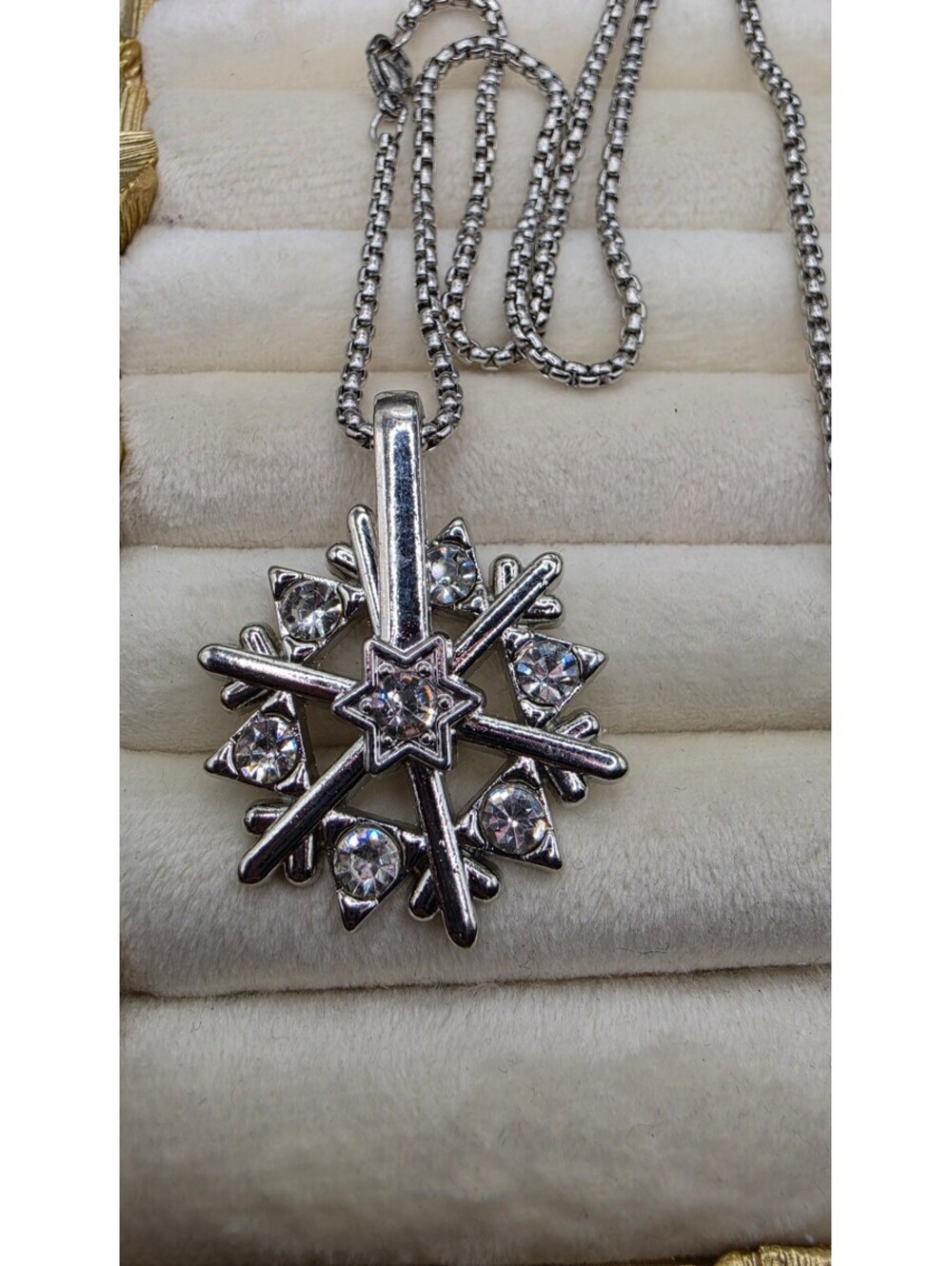 Stylish Snowflake Pendant Necklace with Rotating Synthetic Zircon Stones